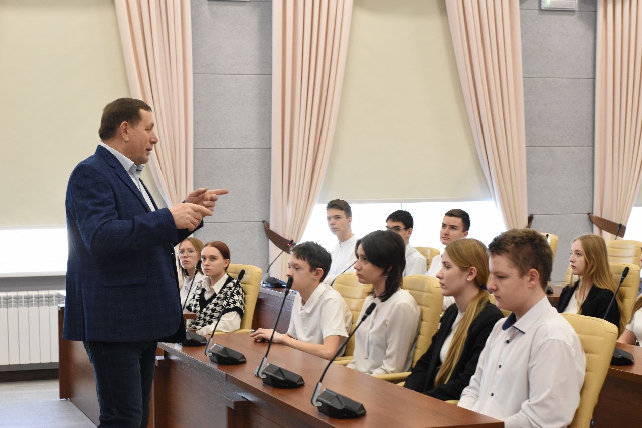 Учащиеся школы 98 побывали в Барнаульской городской думе.