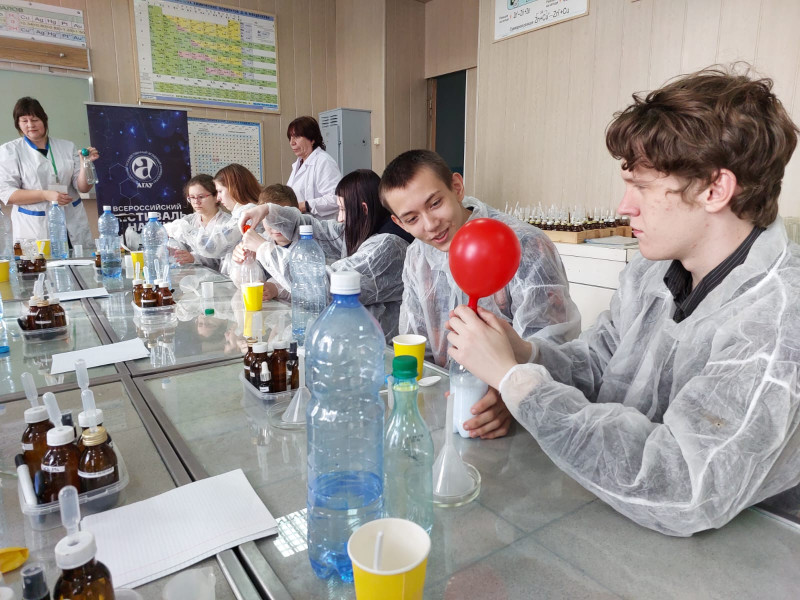Учащиеся «Точки Роста» МБОУ «СОШ № 98» на Фестивале науки.